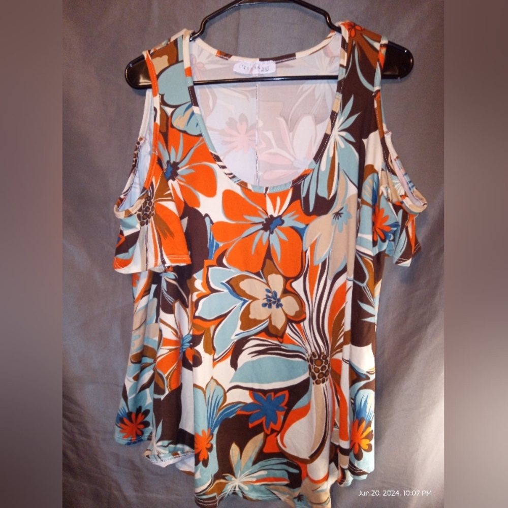 C'est La Vie 1x over the shoulder floral blouse